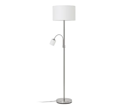 Strieborná stojacia lampa s veľkým bielym valcovým tienidlom a menšou, nastaviteľnou lampou na čítanie s bielym tienidlom, stojaca na okrúhlom podstavci.