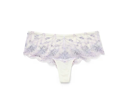 Tanga farby slonovej kosti s fialovým kvetinovým vzorom na bielom pozadí.