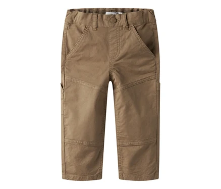 Khaki nohavice NAME IT Twill v štúdiovom zábere.