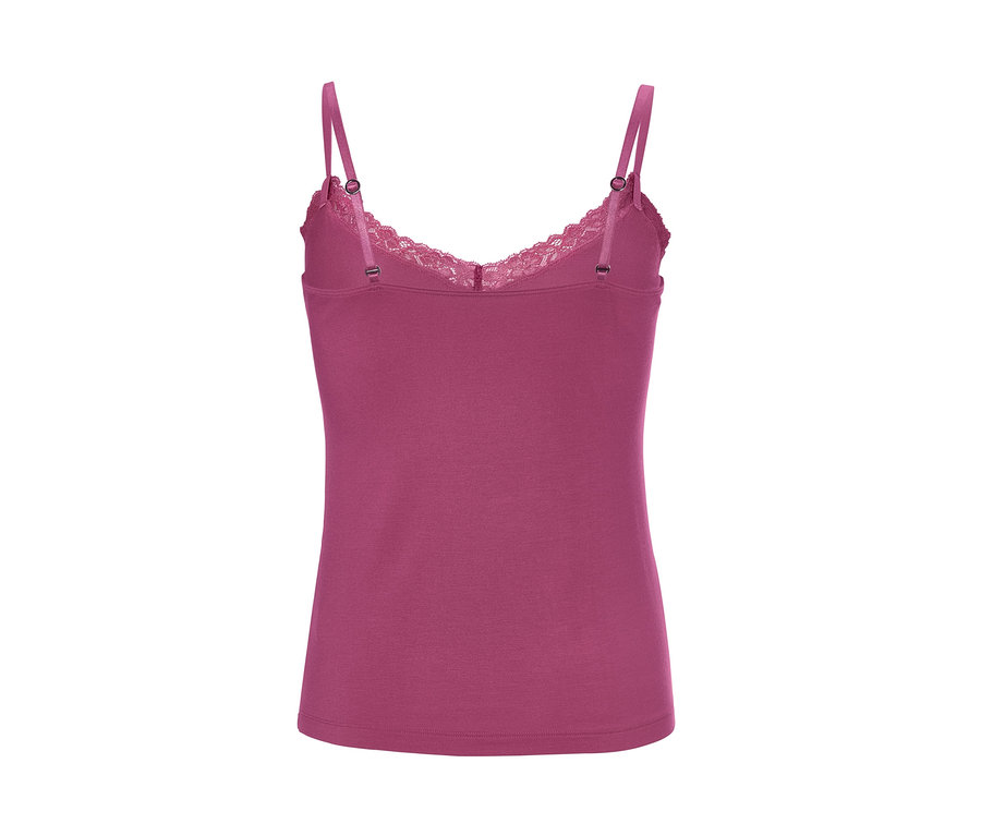 Detail dámskeho tielka s čipkou.