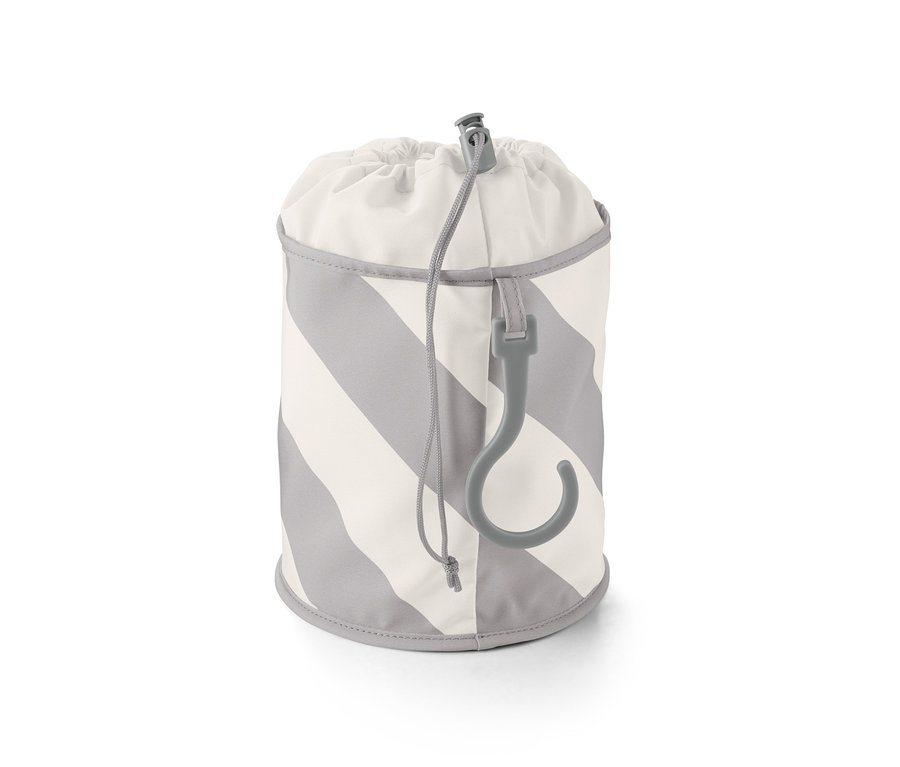 Vrecko na štipce na bielizeň so sivými pruhmi a sivým plastovým háčikom.