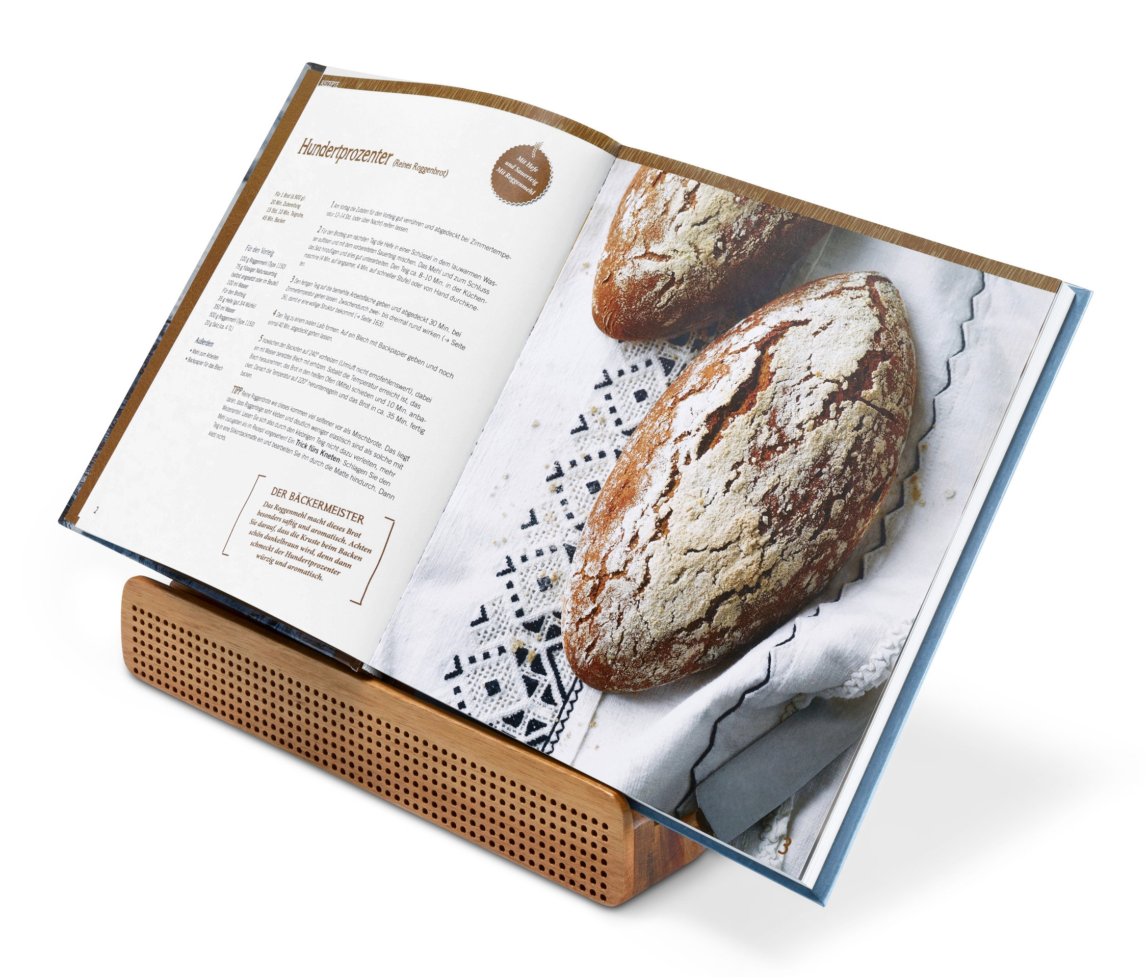 Otvorená kuchárska kniha leží na drevenom stojane na kuchársku knihu.