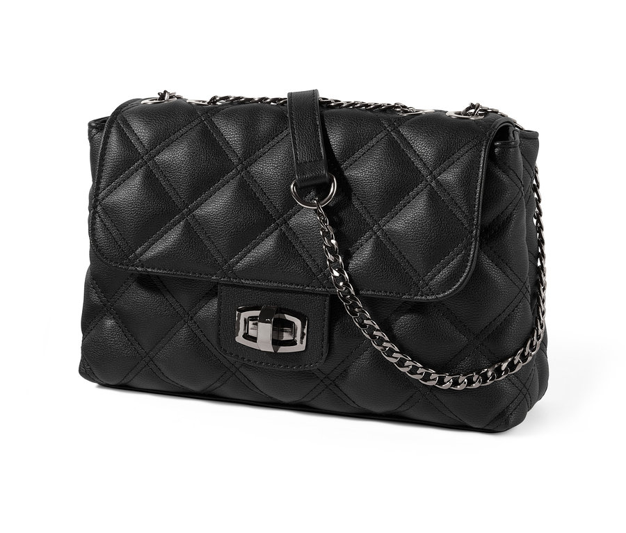 Čierna prešívaná taška na rameno s ozdobnou striebornou retiazkou.