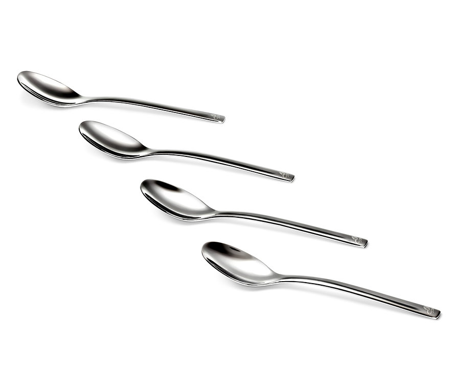 Štyri strieborné lyžičky na kávu, 4-dielna súprava, diagonálne usporiadané na bielom pozadí.