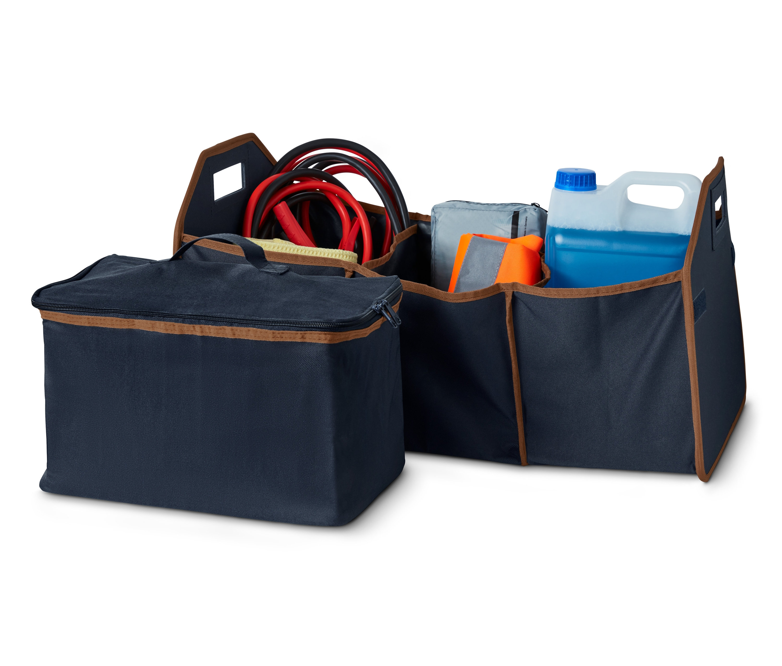 Dve skladacie tašky do kufra auta, jedna uzavretá zipsom a druhá s káblami, kvapalinou do ostrekovačov a ďalšími predmetmi.