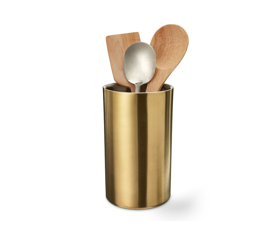 V nádobe na chladenie vína a stojane na kuchynské potreby sú drevené a kovové kuchynské nástroje.