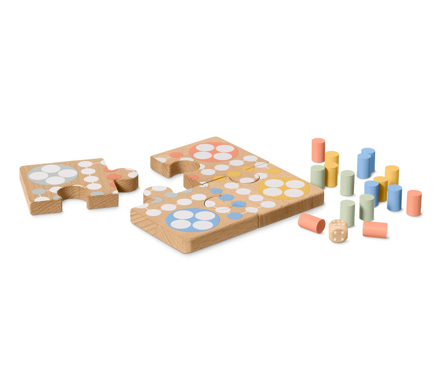 Dva dieliky puzzle Človeče, nehnevaj sa, sada farebných figúrok a kocka na bielom pozadí.