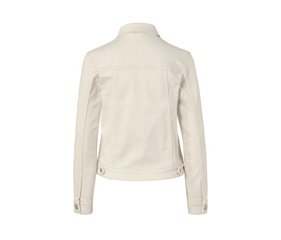 Pohľad zozadu na krémovobielu džínsovú bundu.