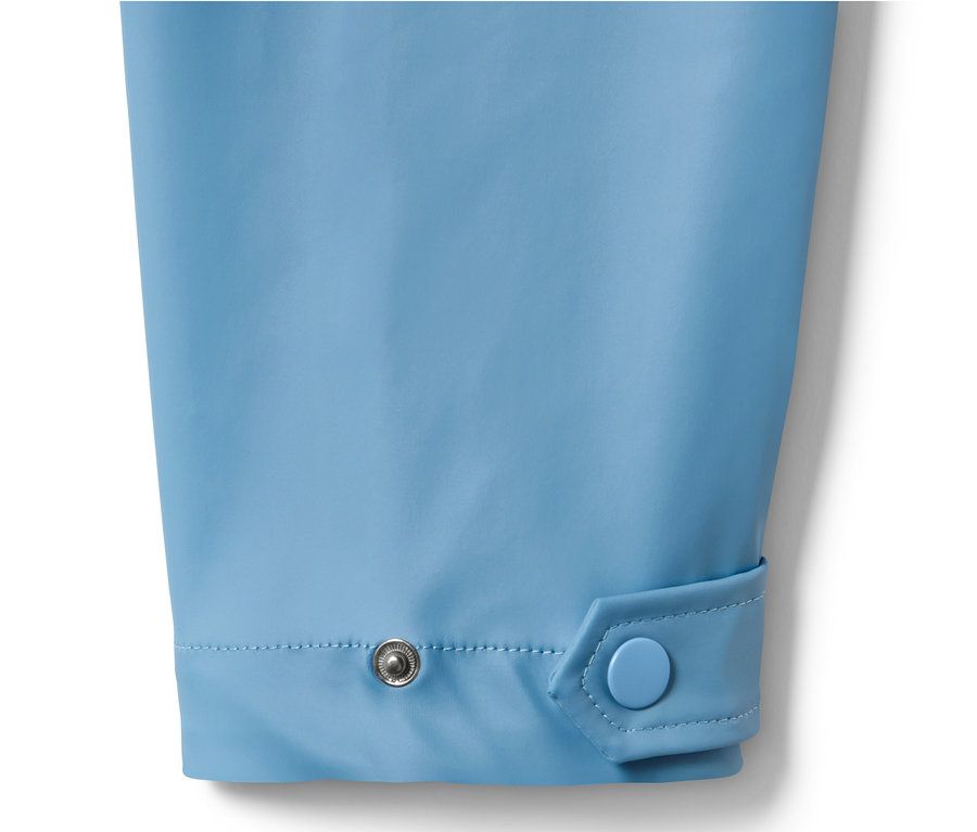 Detail rukáva modrej parky do dažďa v námorníckom vzhľade.