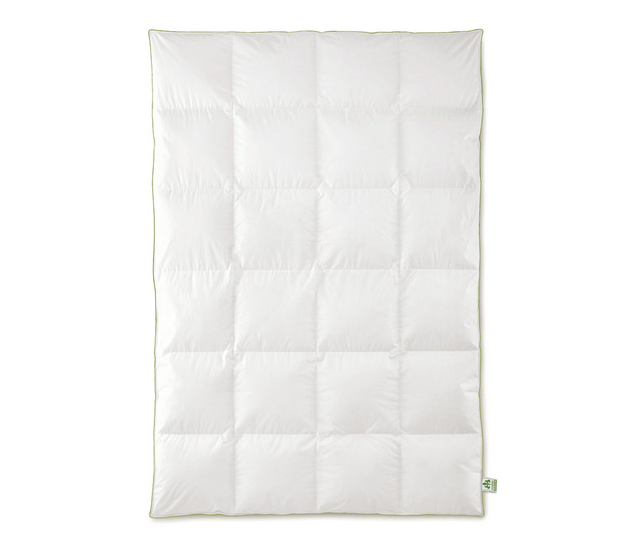 Biela kazetová páperová prikrývka irisette® greenline štandardnej veľkosti s ľahkým zeleným lemovaním.