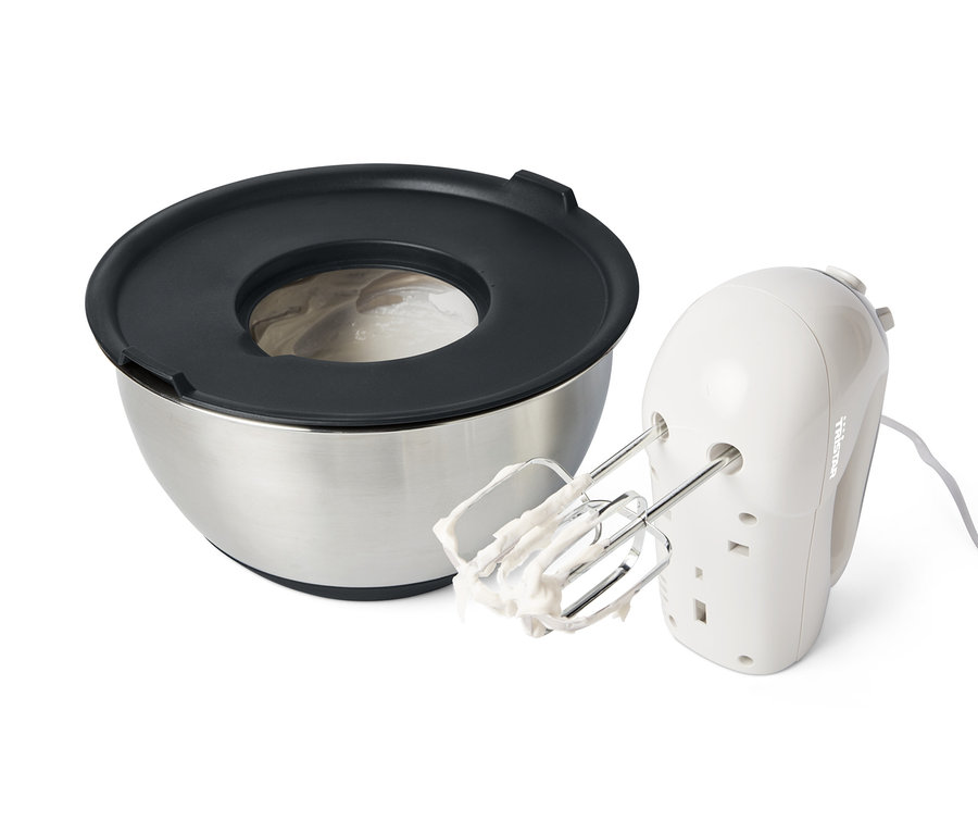 Nerezová misa s čiernym vekom a ručný mixér s metličkami od cesta.