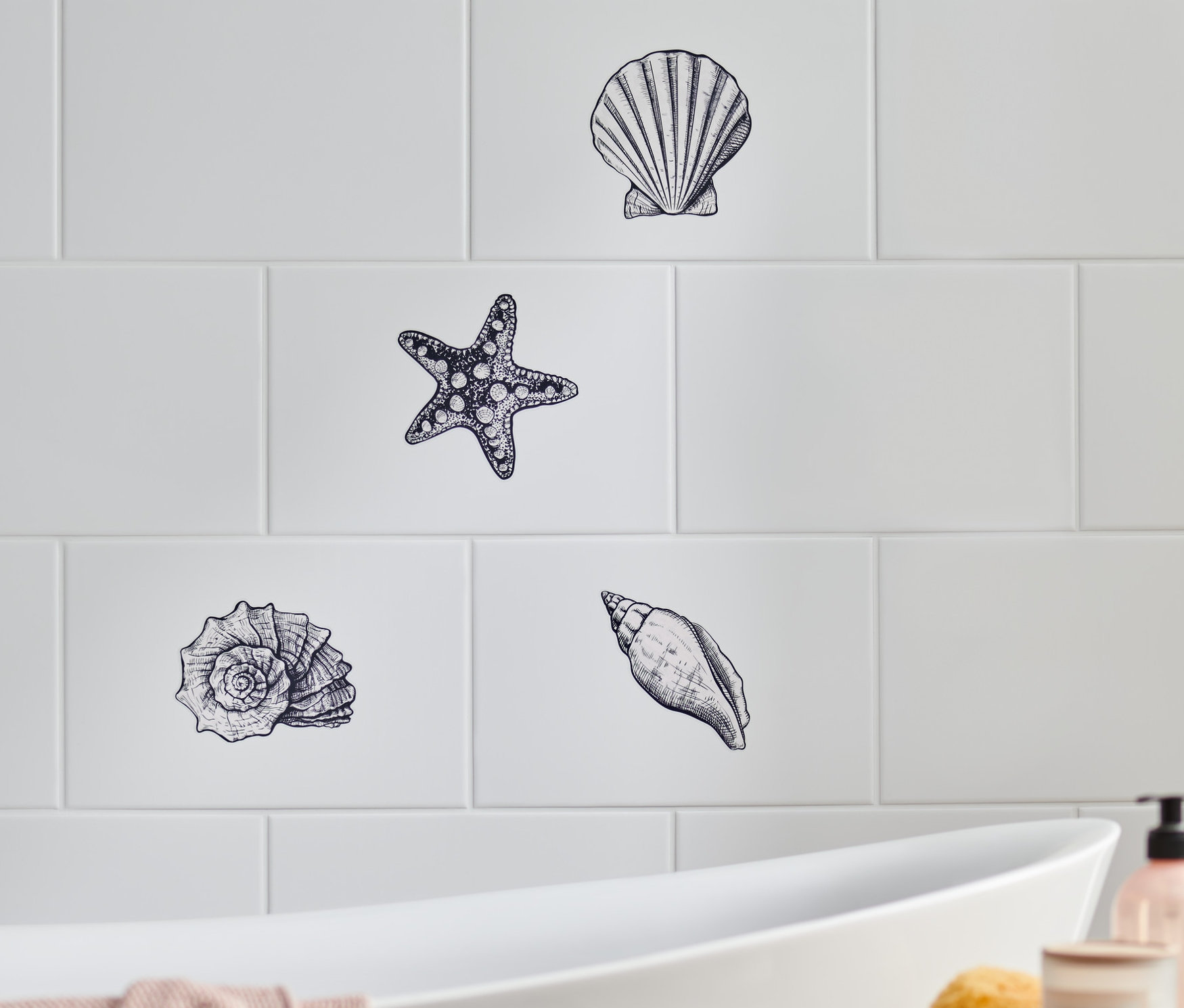 Námornícke nálepky na kachličky s mušľami a hviezdicami na bielych kachličkách.