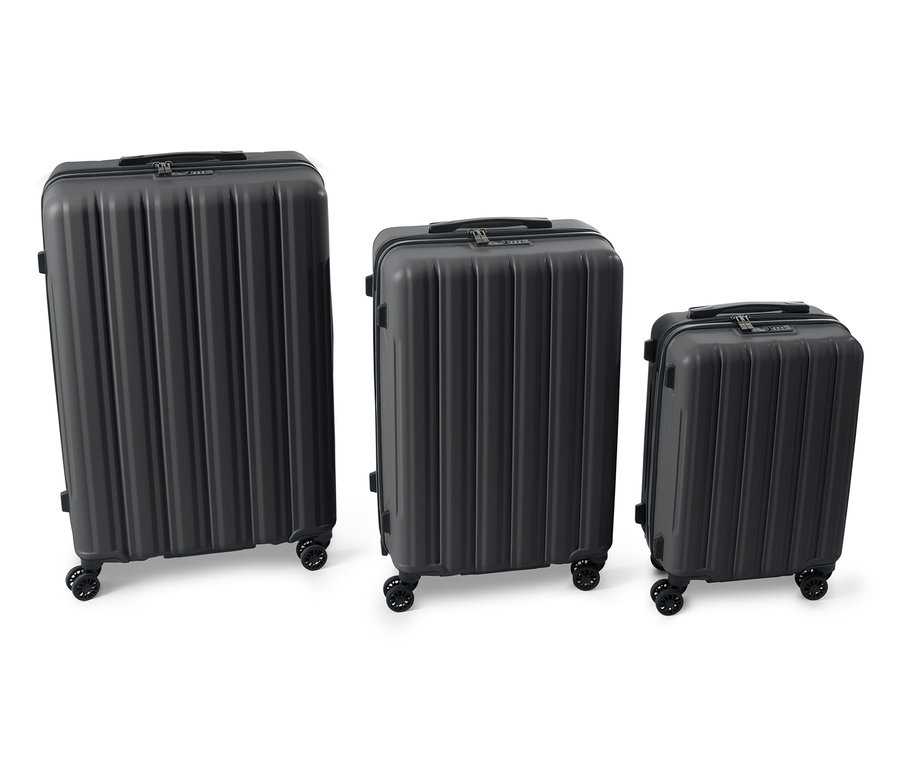 Tri čierne kufre s tvrdou škrupinou rôznych veľkostí vedľa seba.