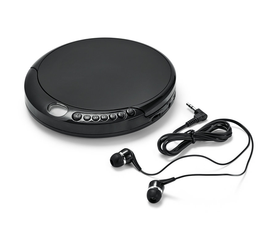 Čierny prenosný CD prehrávač a slúchadlá na bielom pozadí.