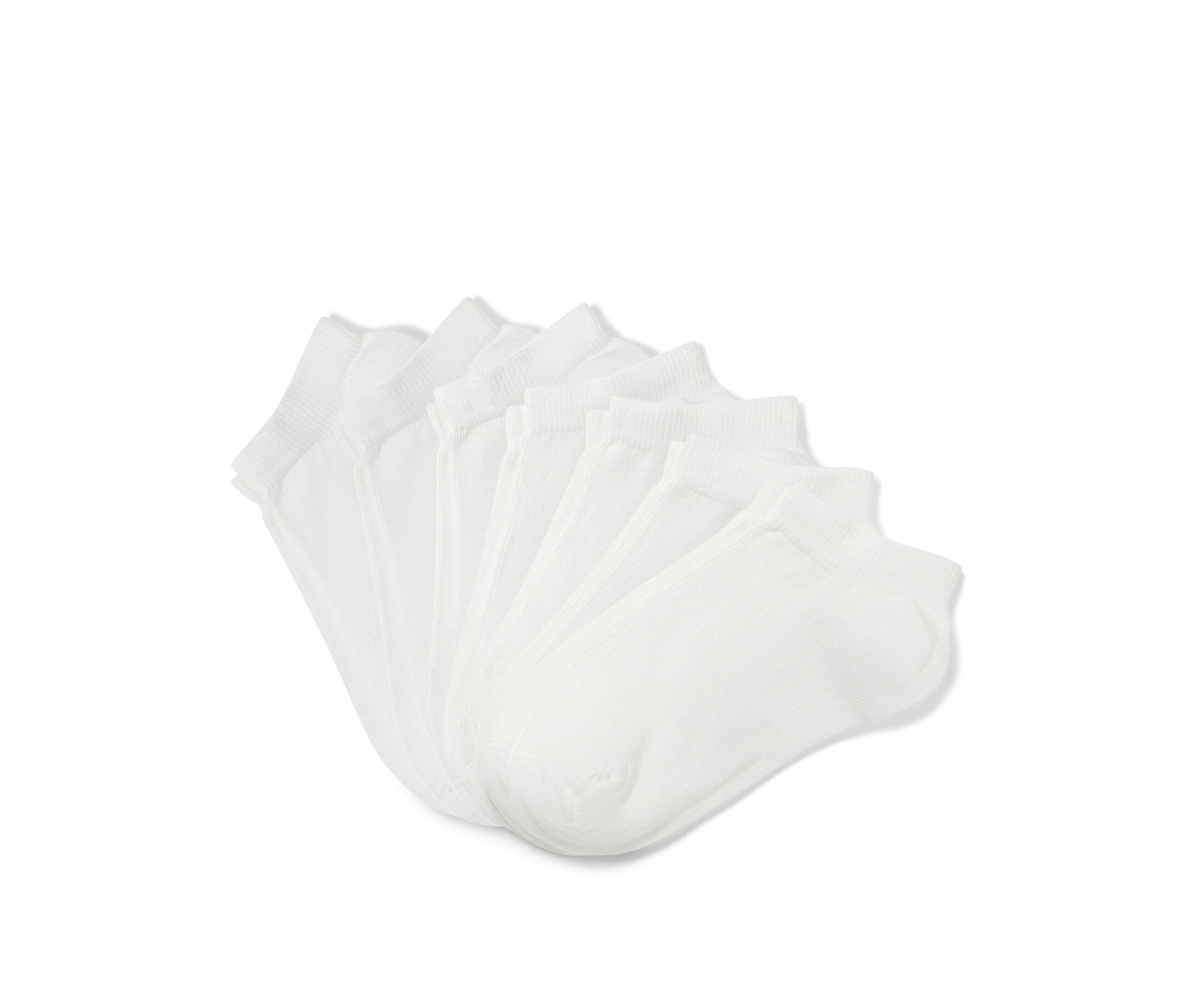 Sedem párov bielych detských krátkych ponožiek usporiadaných do vejára.