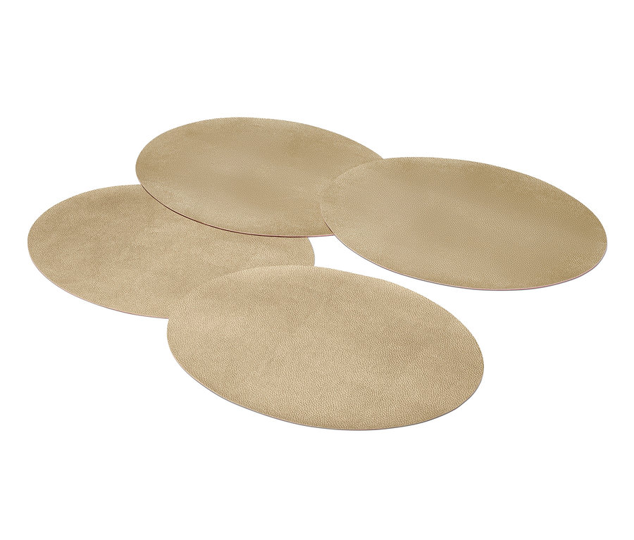 Štyri obojstranné prestieradlá ležia na sebe.