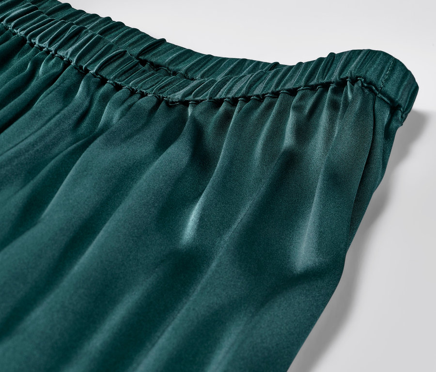 Detailný pohľad na pyžamové nohavice z čistého hodvábu s elastickým pásom.