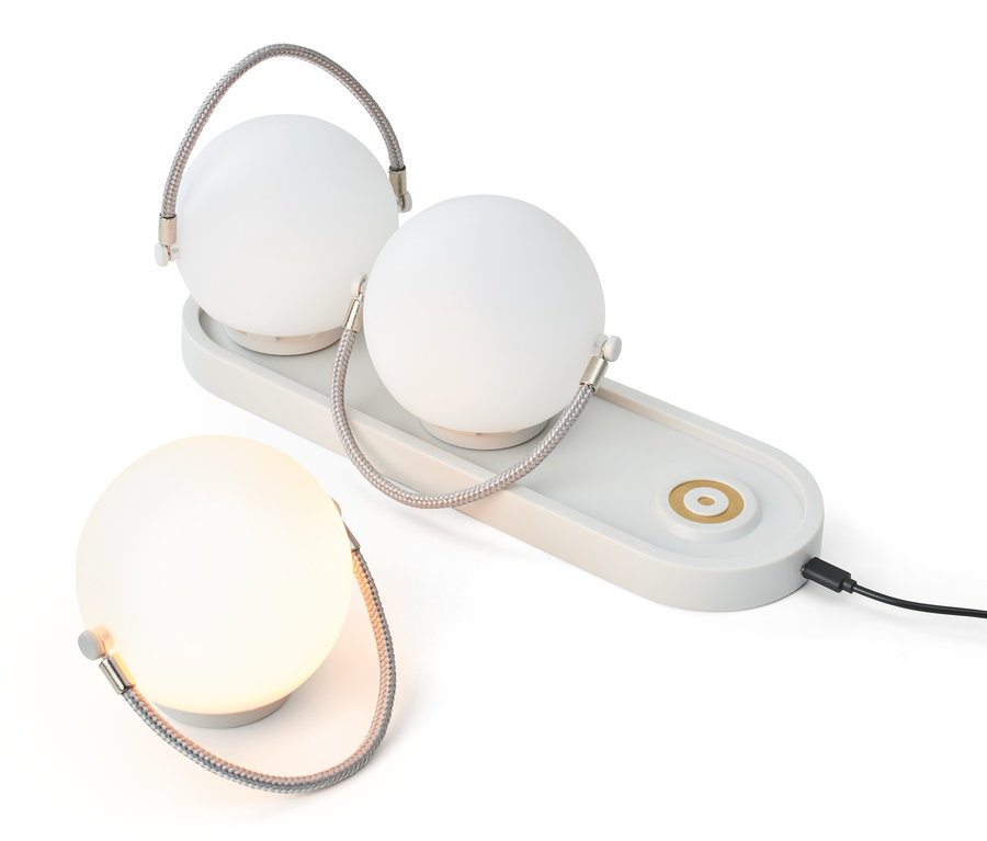 Súprava stolových svietidiel s akumulátorom: Dve lampy na nabíjacej základni a jedna samostatná lampa.