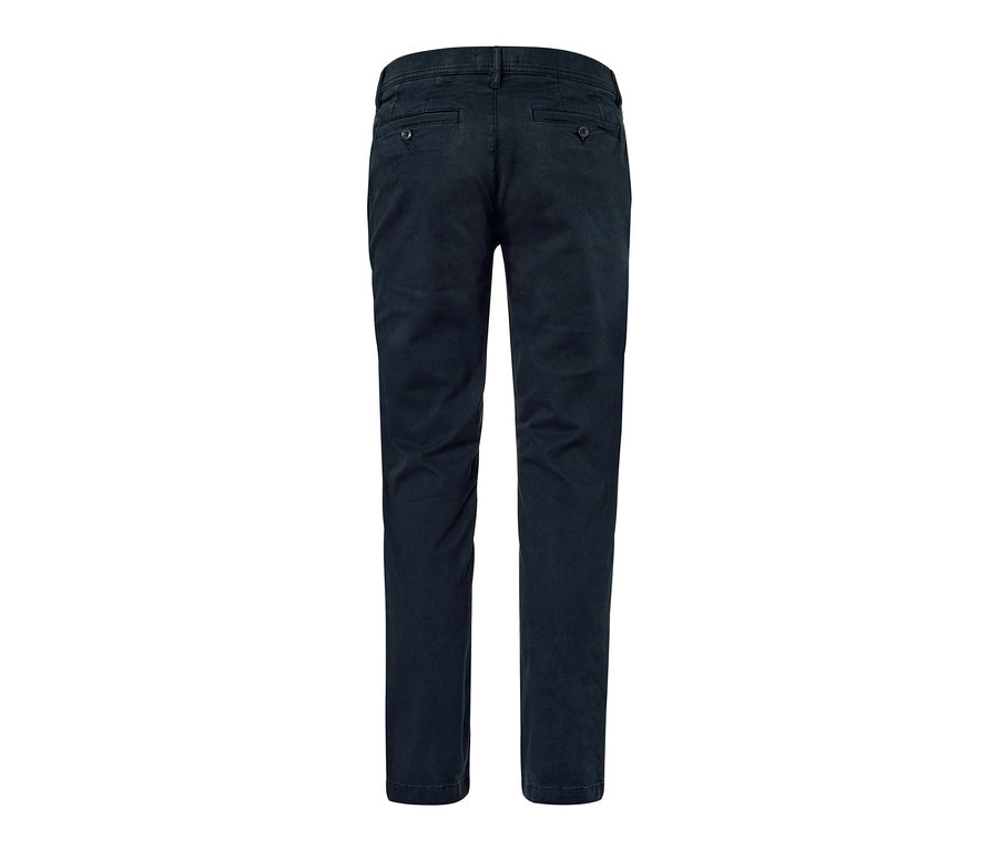 Detail zadnej strany námorníckych modrých chino nohavíc.