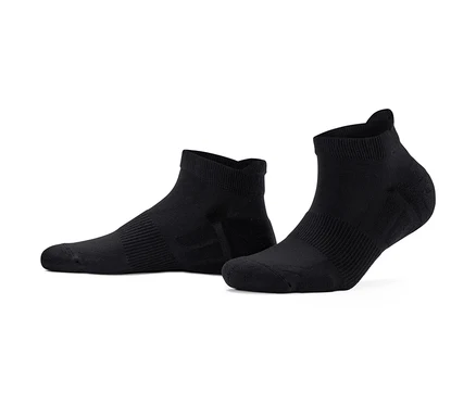 Dve čierne profesionálne bežecké ponožky, unisex, 3 páry, ležia na bielom pozadí.