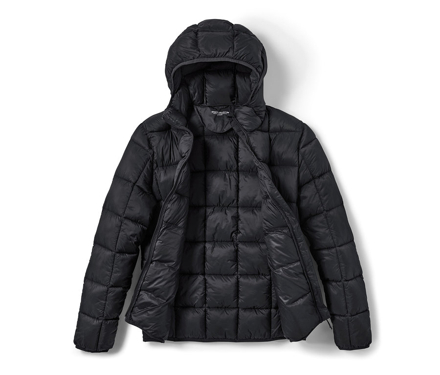 Čierna prešívaná bunda s kapucňou leží otvorená na svetlom pozadí.