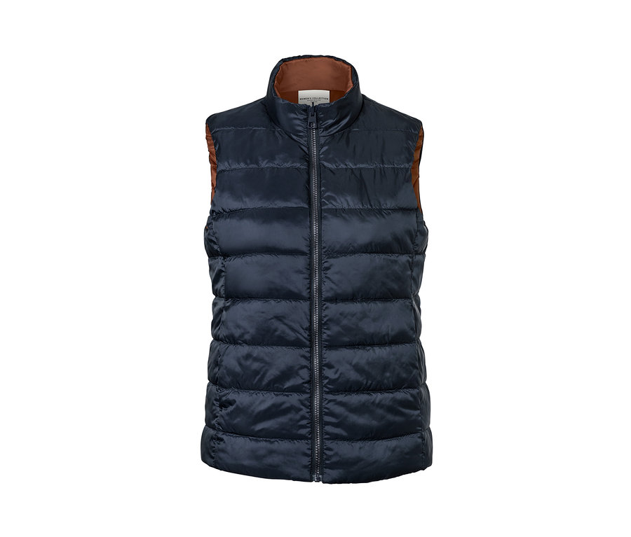 Modrá prešívaná vesta s hnedou vnútornou stranou.