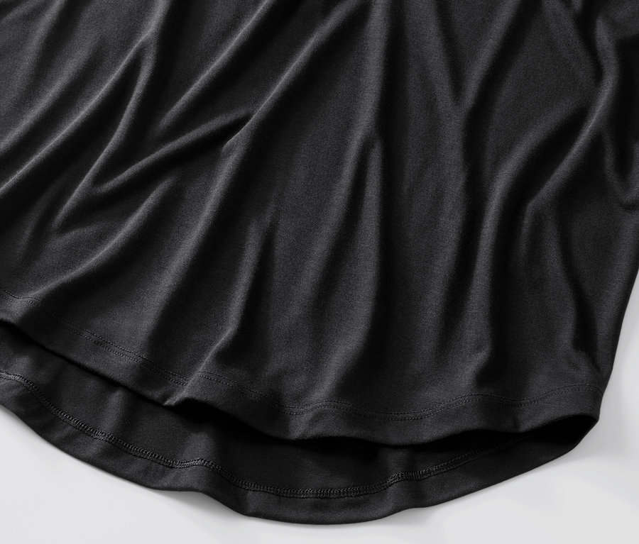 Detail čierneho dlhého trička.