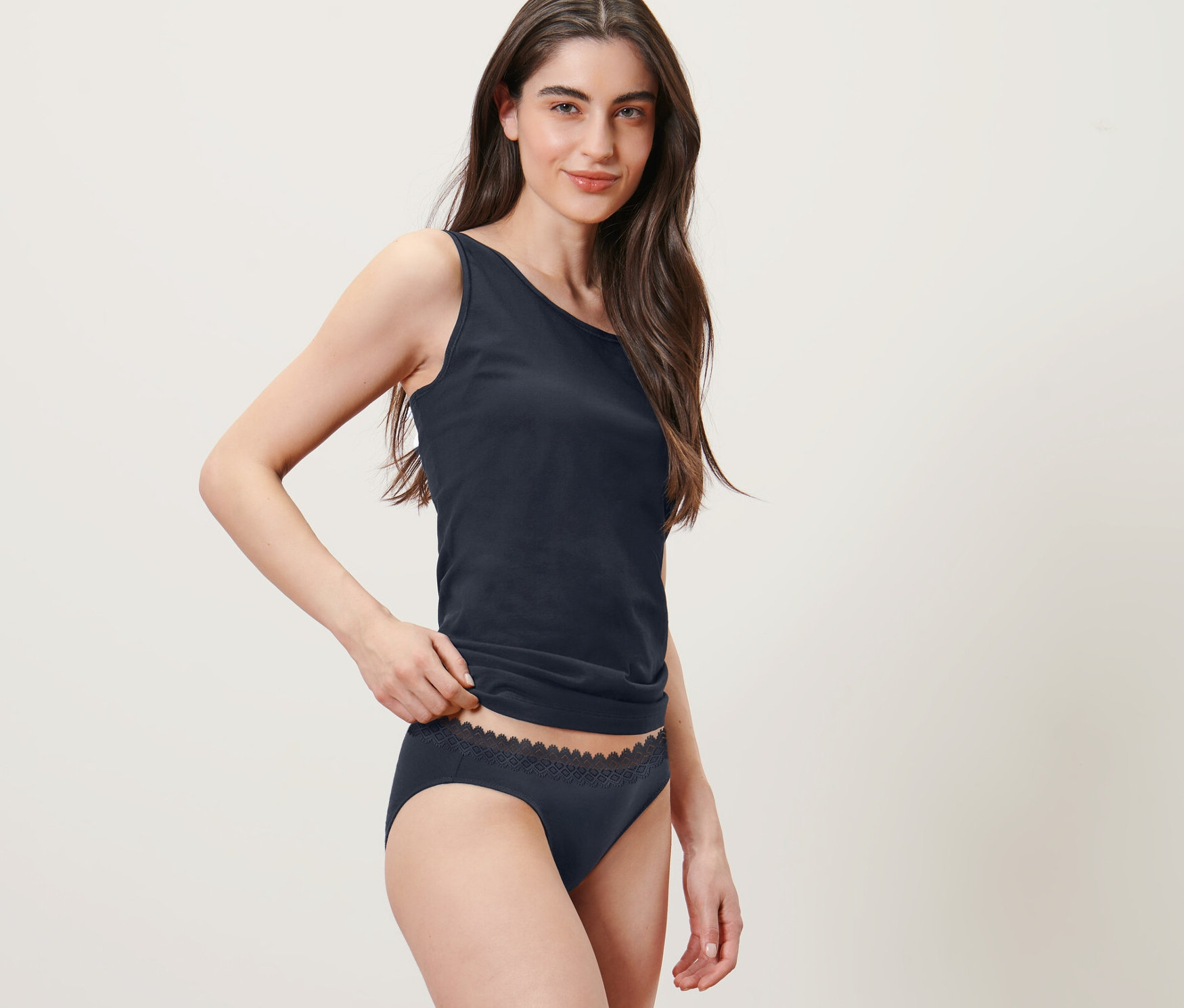 Žena pózuje v tielku a nohavičkách, 2 ks, tmavomodré.