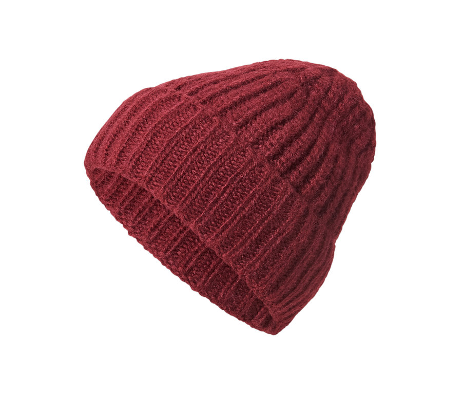 Pletená čiapka s vlnou na bielom pozadí.