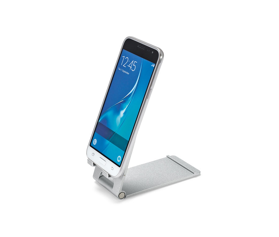 Strieborný smartfón je umiestnený v stojane na smartfón a tablet.