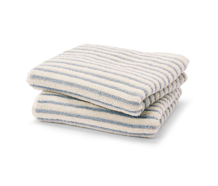 Dva svetlomodré prúžkované uteráky zložené na sebe.