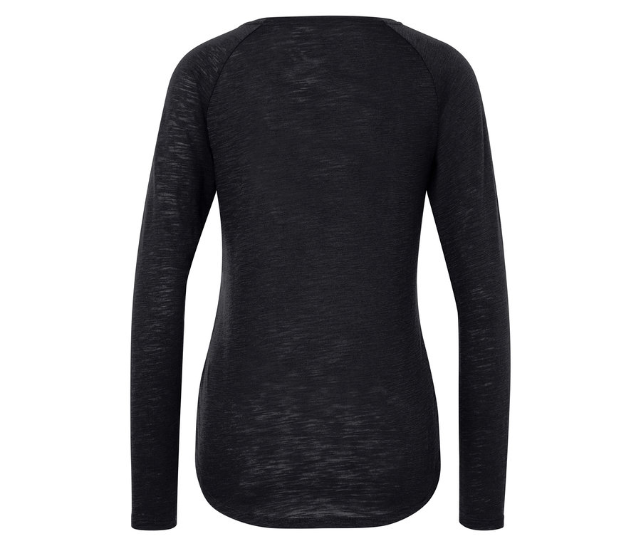 Čierne tričko s dlhým rukávom zozadu.