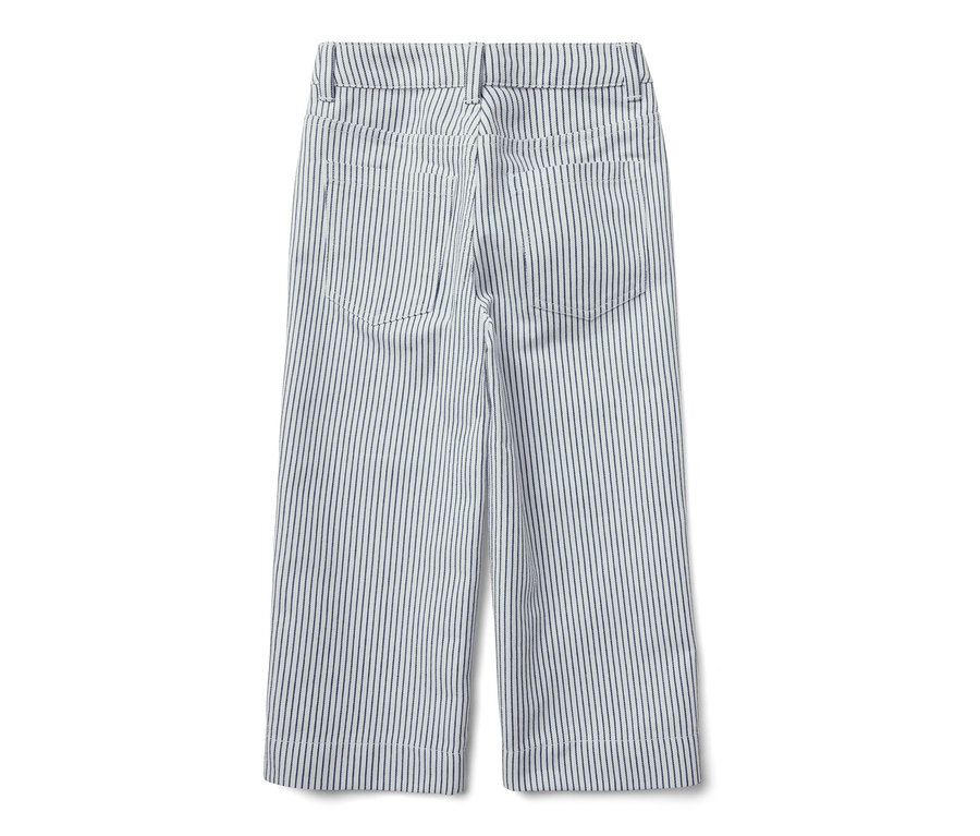 Detail detských tkaných nohavíc s modrými prúžkami.