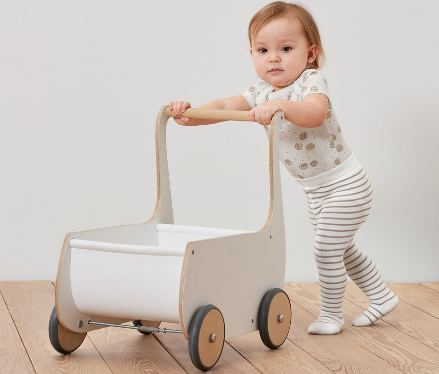 Batoľa tlačí drevený vozík a má na sebe pančuchové nohavice Pančuchové nohavice pre bábätká, 2 páry.