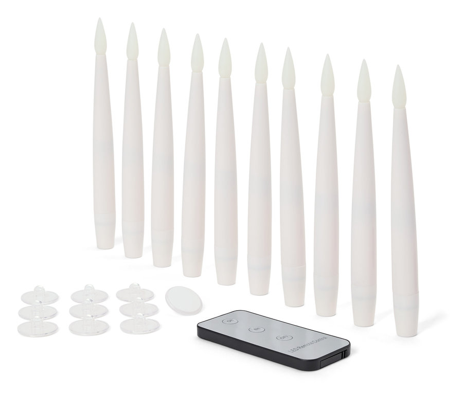 Desať bielych LED sviečok s diaľkovým ovládaním a priehľadnými stojanmi.