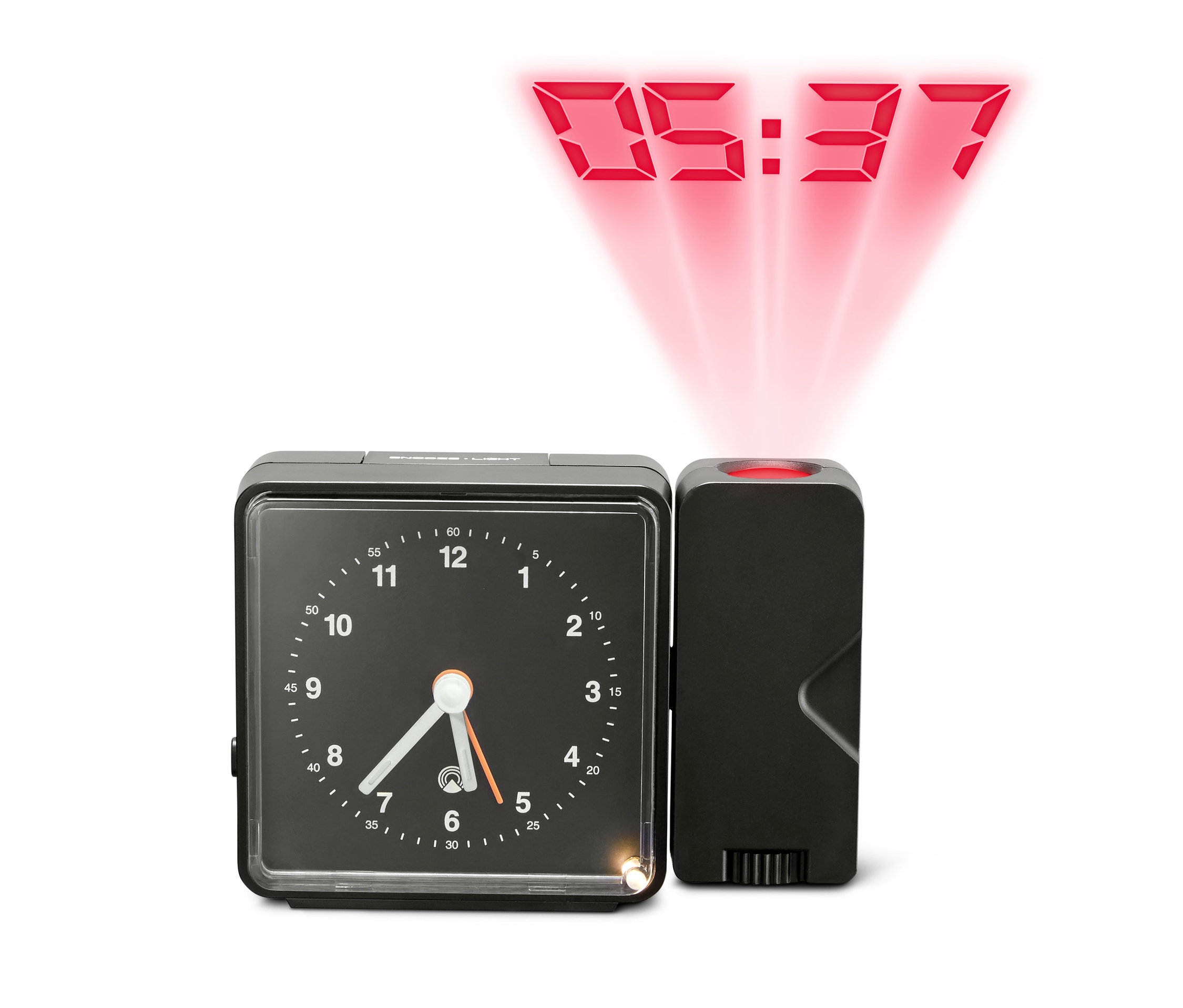 Čierny rádiobudík s projekciou času červenými číslicami nad ním.