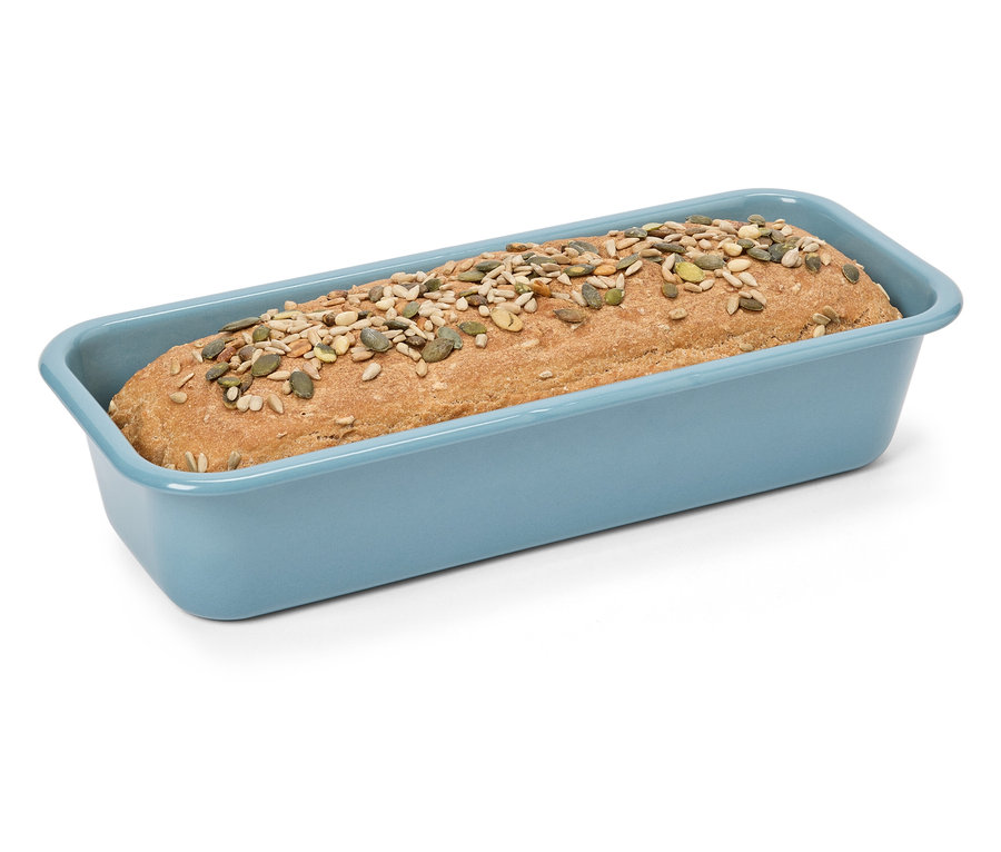 Chlieb so semienkami v modrej forme na pečenie.