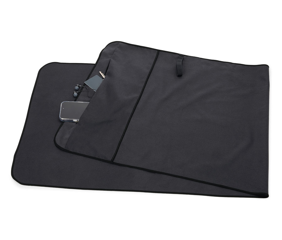 Čierne puzdro s vreckom, v ktorom je telefón, slúchadlá a karta.