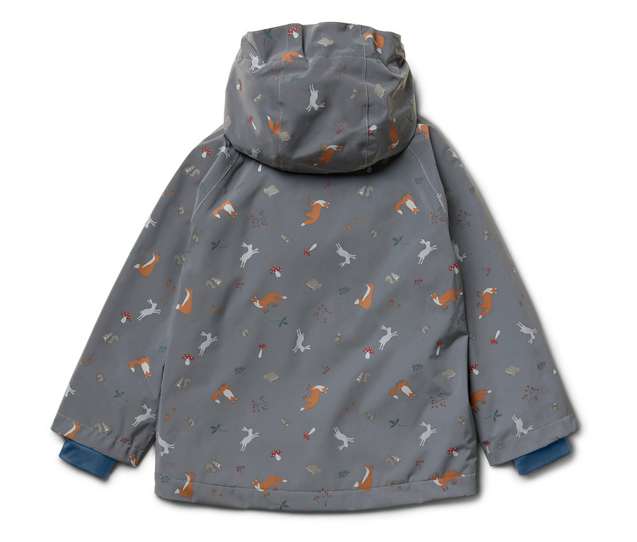 Sivá detská bunda s kapucňou, potlačená líškami, zajacmi, hubami a stromami.