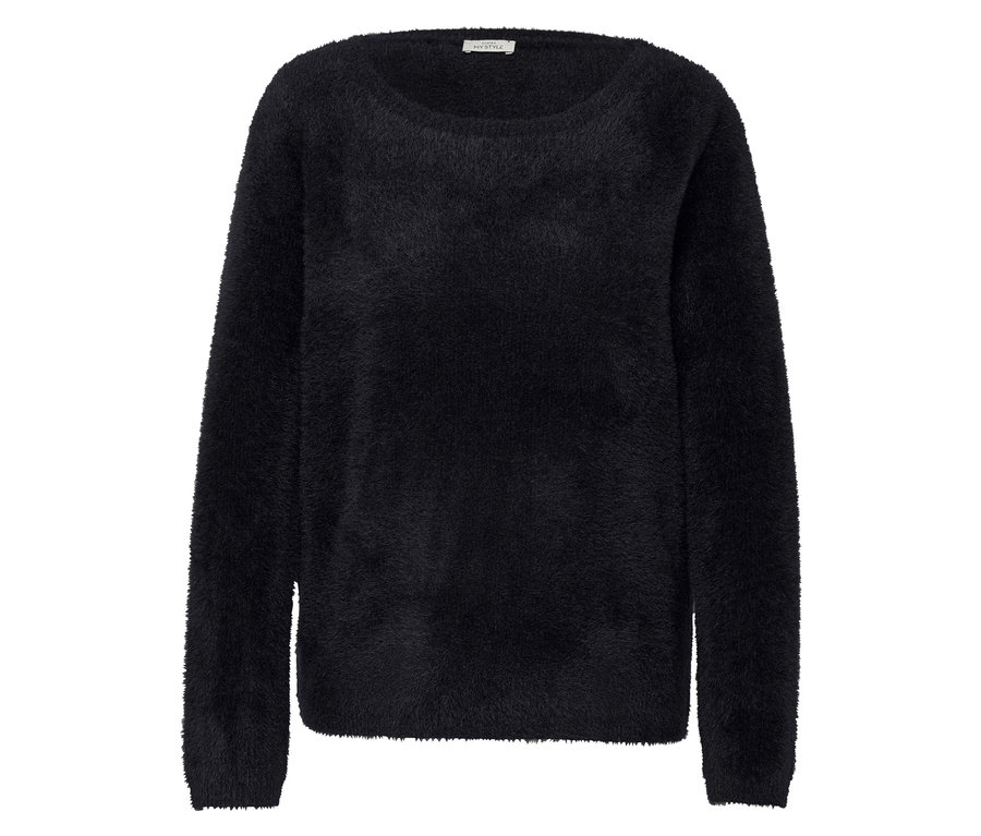 Čierny chlpatý sveter s dlhými rukávmi.