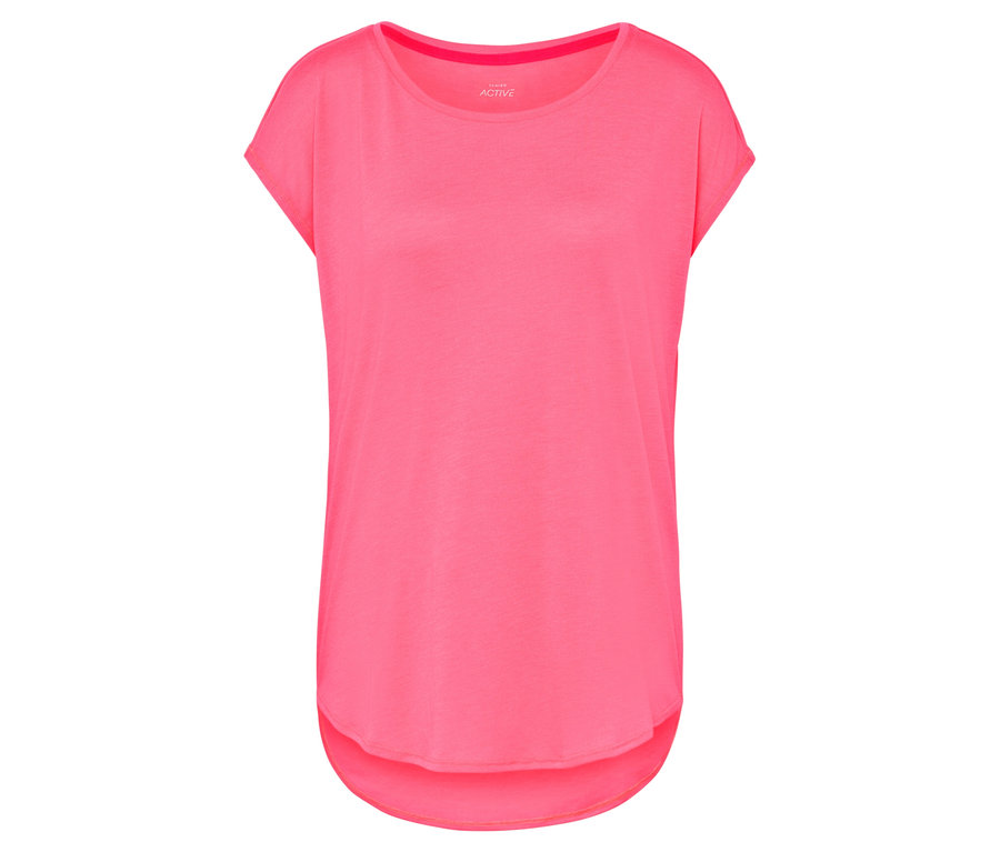 Detail dámskeho ružového trička s krátkymi rukávmi.