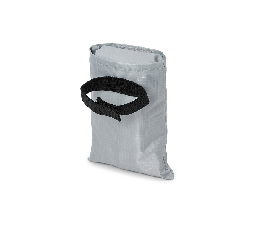 Strieborná nákupná taška na bicykel s čiernym popruhom.