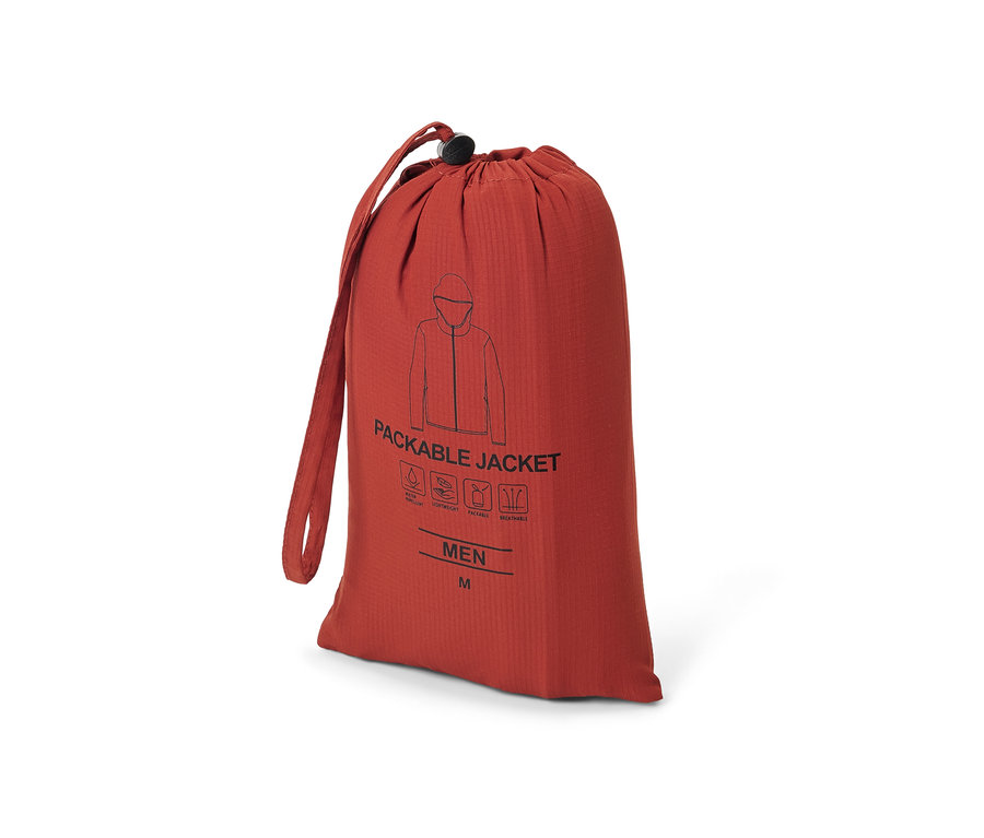 Červené vrecko so šnúrkou so slovami "PACKABLE JACKET".