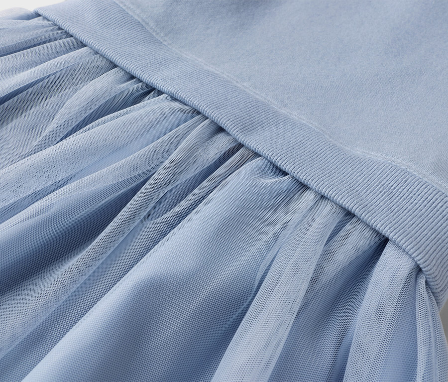 Detail záberu svetlomodrej tylovej sukne s elastickým pásom.