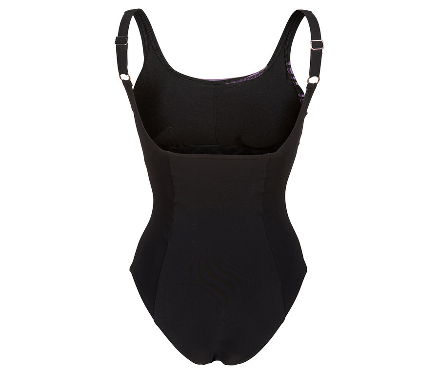 Čierne plavky s nastaviteľnými ramienkami, fotené zozadu.