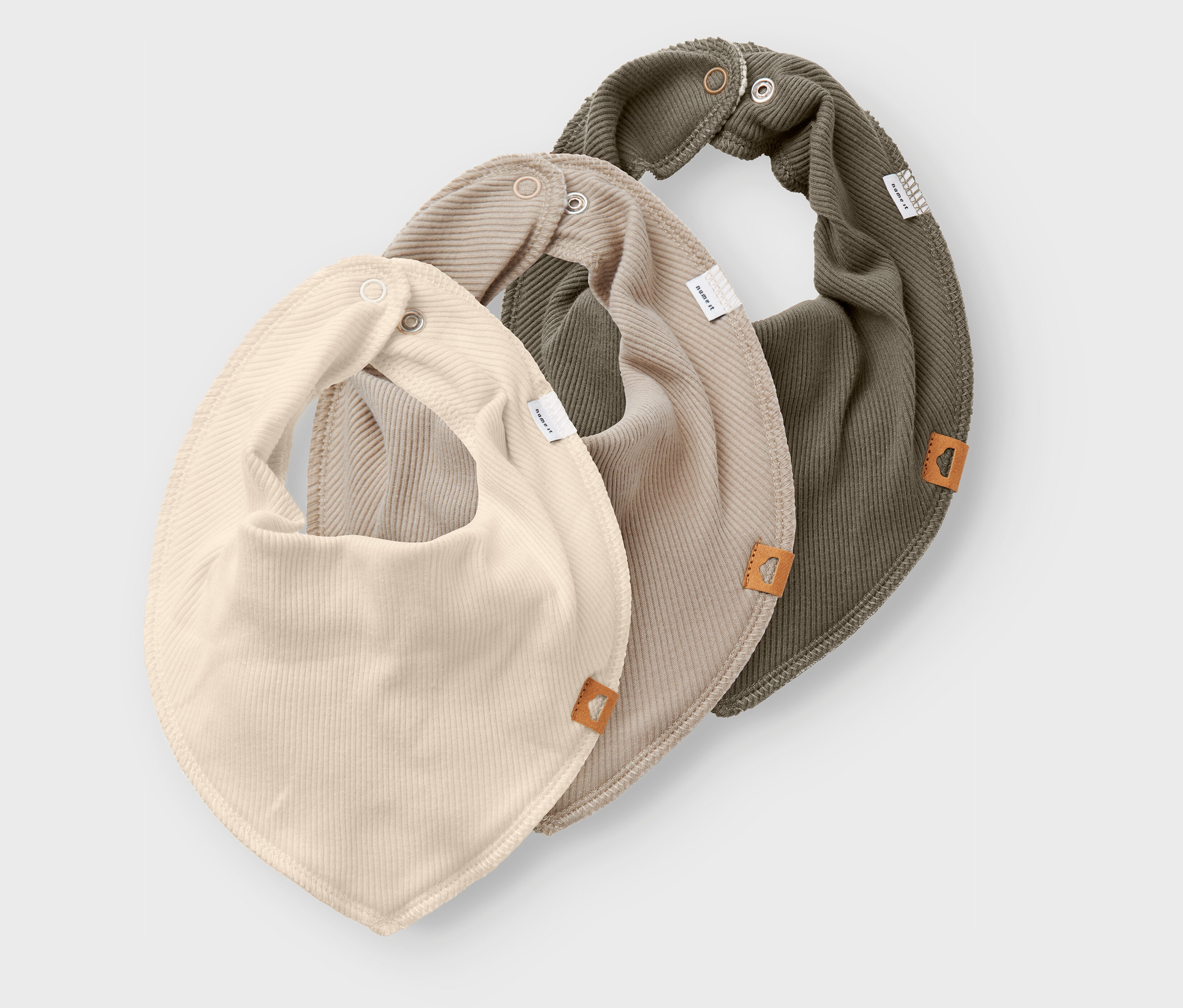 Tričko NAME IT Fleece Halstücher v béžovej, hnedej a zelenej farbe ležia na sebe.