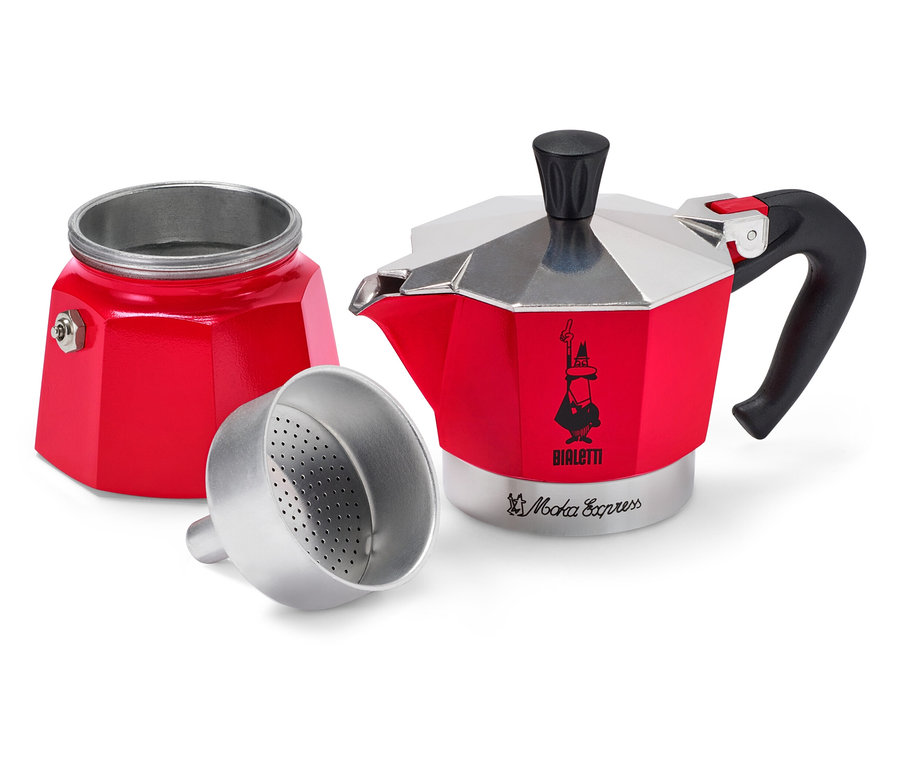 Červený kávovar Bialetti stojí vedľa svojich nezmontovaných častí na bielom pozadí.