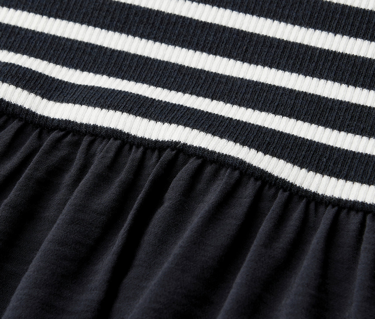 Detail pruhovaného topu a sukne šiat Street One.