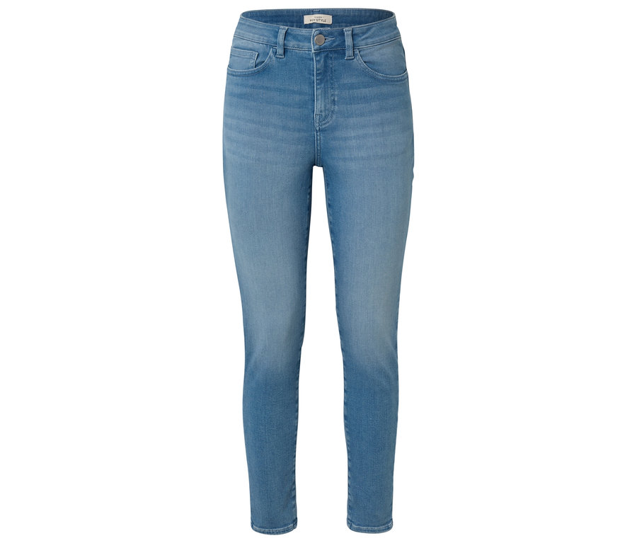 Svetlé, priliehavé džínsy.