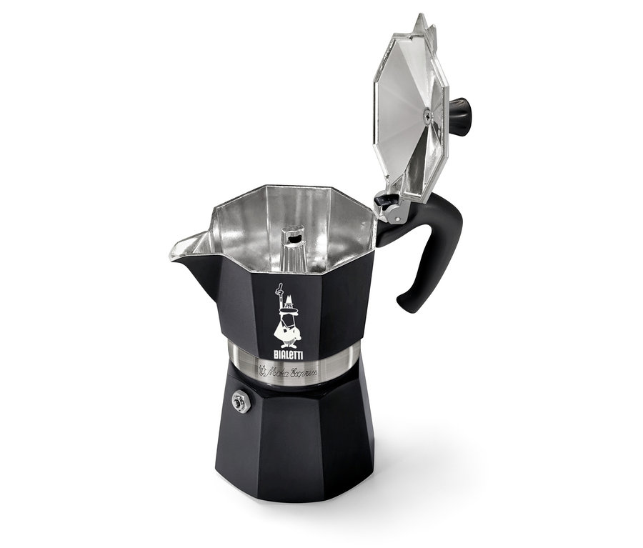 Otvorená čierna kanvica na espresso Bialetti stojí na bielom pozadí.